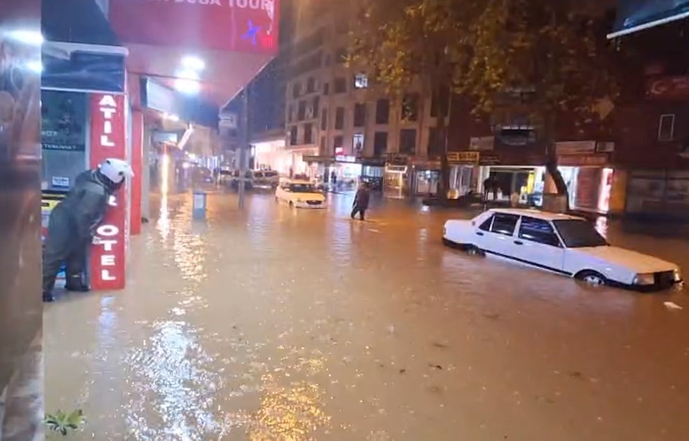 Antalya’da sağanak hayatı felç etti: İş yerleri su basan esnaf sabahın ilk ışığıyla temizliğe başladı 15 antalyada saganak hayati felc etti is yerleri su basan esnaf sabahin ilk isigiyla temizlige vqrJr3fu