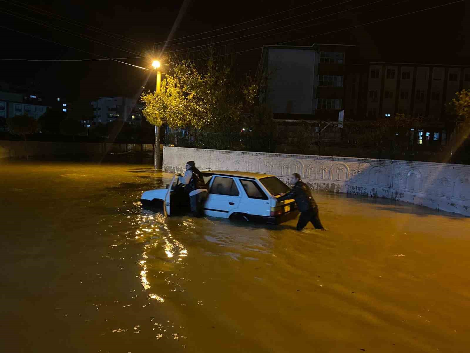 Antalya’da sağanak hayatı felç etti: İş yerleri su basan esnaf sabahın ilk ışığıyla temizliğe başladı 5 antalyada saganak hayati felc etti is yerleri su basan esnaf sabahin ilk isigiyla temizlige wVm4k8Fw