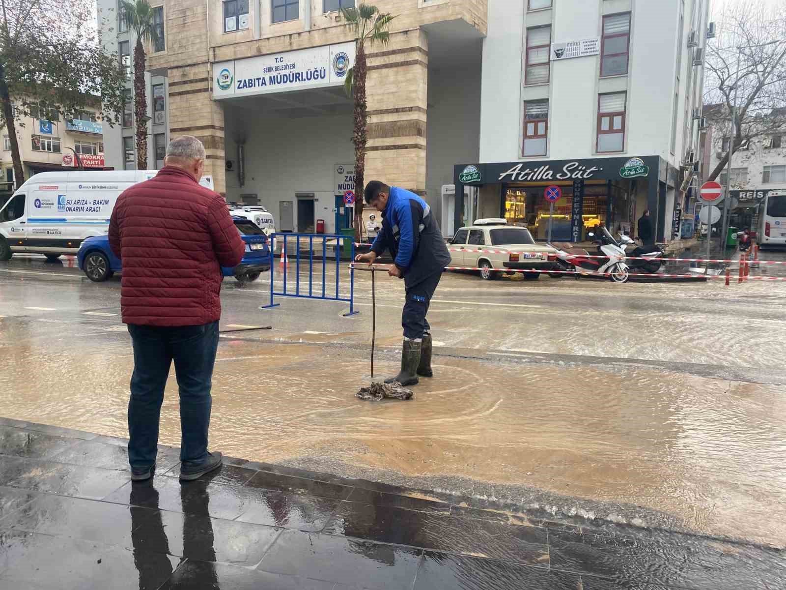Antalya’da sağanak hayatı felç etti: İş yerleri su basan esnaf sabahın ilk ışığıyla temizliğe başladı 8 antalyada saganak hayati felc etti is yerleri su basan esnaf sabahin ilk isigiyla temizlige