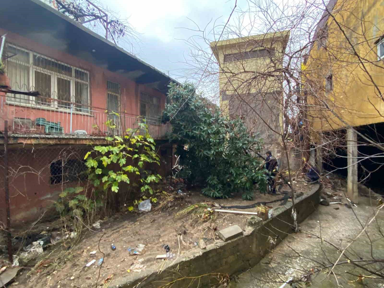 Antalya’da sağanak hayatı felç etti: İş yerleri su basan esnaf sabahın ilk ışığıyla temizliğe başladı 13 antalyada saganak hayati felc etti is yerleri su basan esnaf sabahin ilk isigiyla temizlige zXmNCz5B