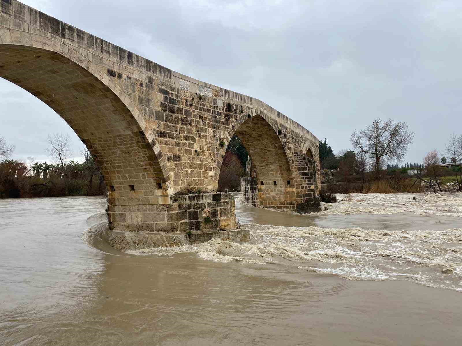 antalyada saganak taskina yol acti 0 KaiyYuZu