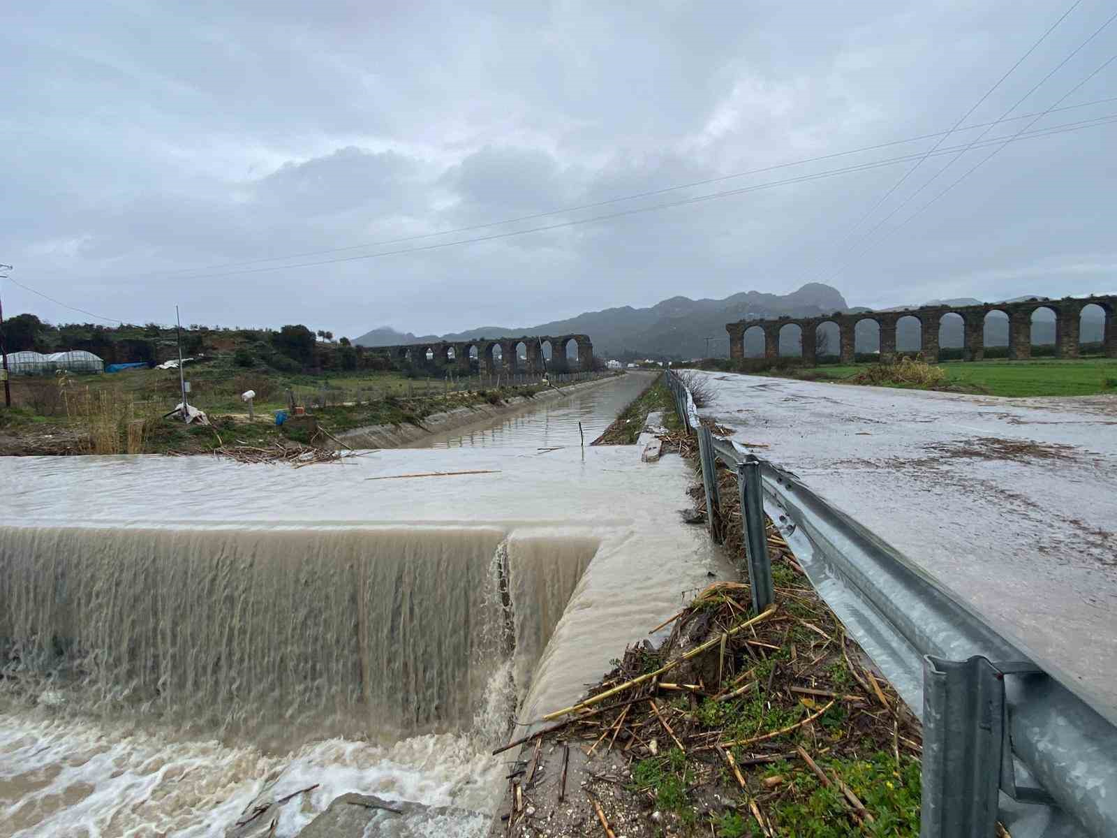antalyada saganak taskina yol acti 3 6tk21GXh