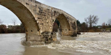 antalyada-saganak-taskina-yol-acti-U6Ls6aRH.jpg