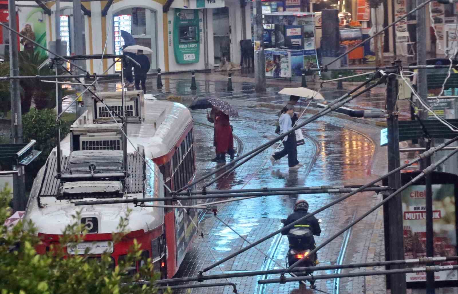 antalyada saganak ve siddetli ruzgar etkili oldu 4 UHDSpiU7