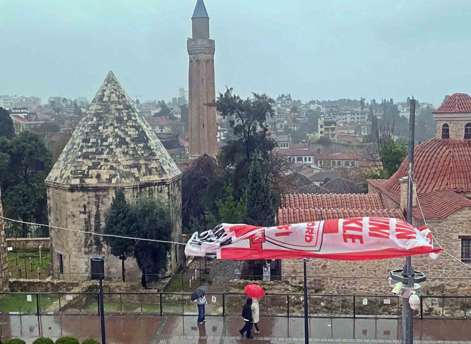 antalyada saganak ve siddetli ruzgar etkili oldu 7 vJBypXJc