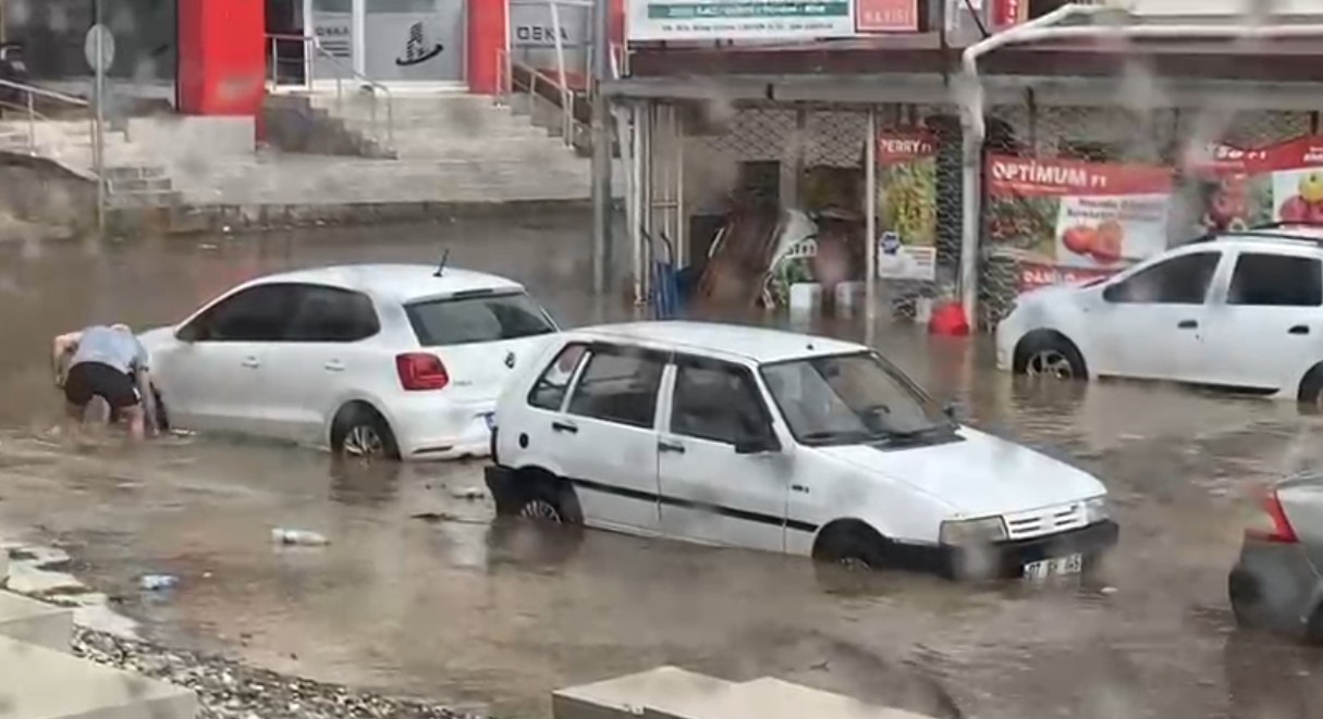 antalyada saganak yollari gole dondurdu araclar mahsur kaldi 1 Bsrtb861