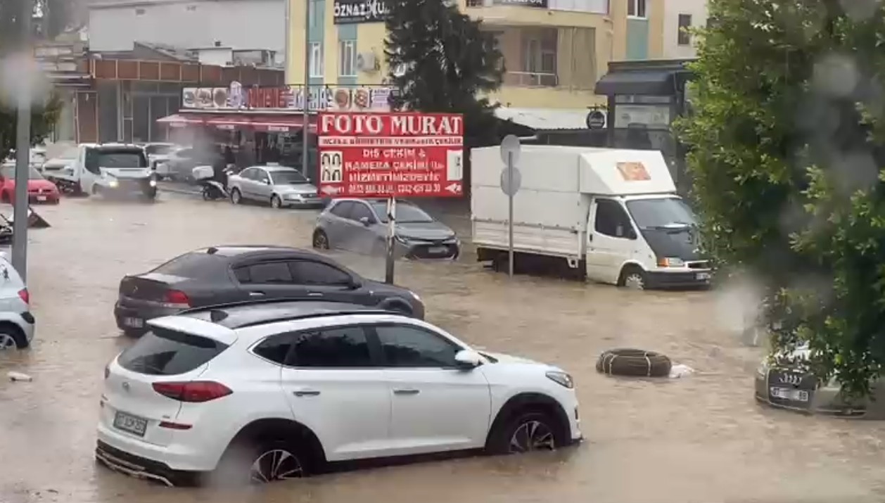 antalyada saganak yollari gole dondurdu araclar mahsur kaldi 2 GTi8siyK
