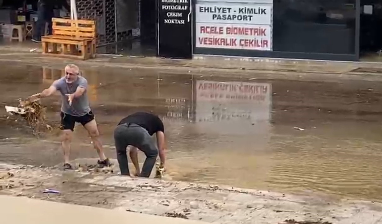 antalyada saganak yollari gole dondurdu araclar mahsur kaldi 3 qPYW5BNa