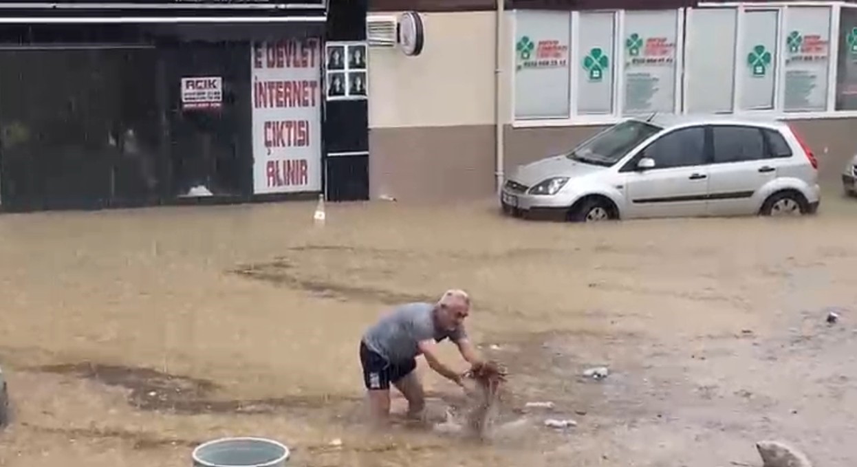 antalyada saganak yollari gole dondurdu araclar mahsur kaldi 4 TD96y9Mk
