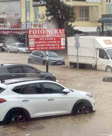 antalyada-saganak-yollari-gole-dondurdu-araclar-mahsur-kaldi-YaiRjCI8.jpg