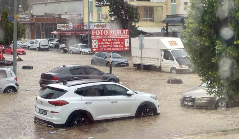 antalyada-saganak-yollari-gole-dondurdu-araclar-mahsur-kaldi-YaiRjCI8.jpg