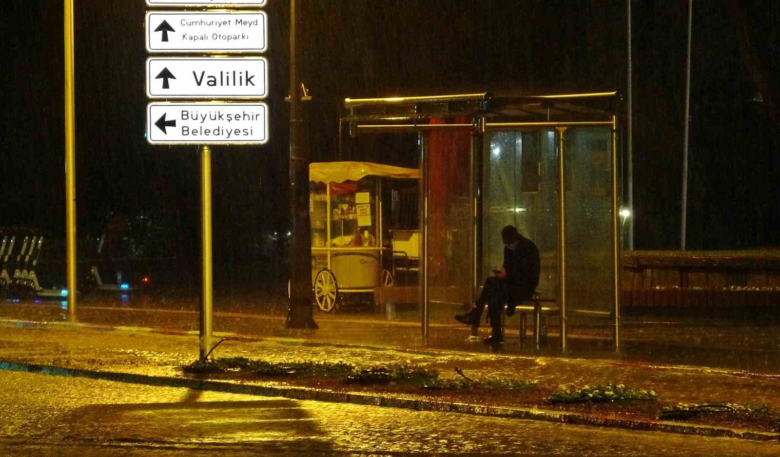antalyada saganak yollari gole dondurdu araclarin mahsur kaldigini goren diger suruculer kaldirimlardan ilerledi 10 V6udYhBz