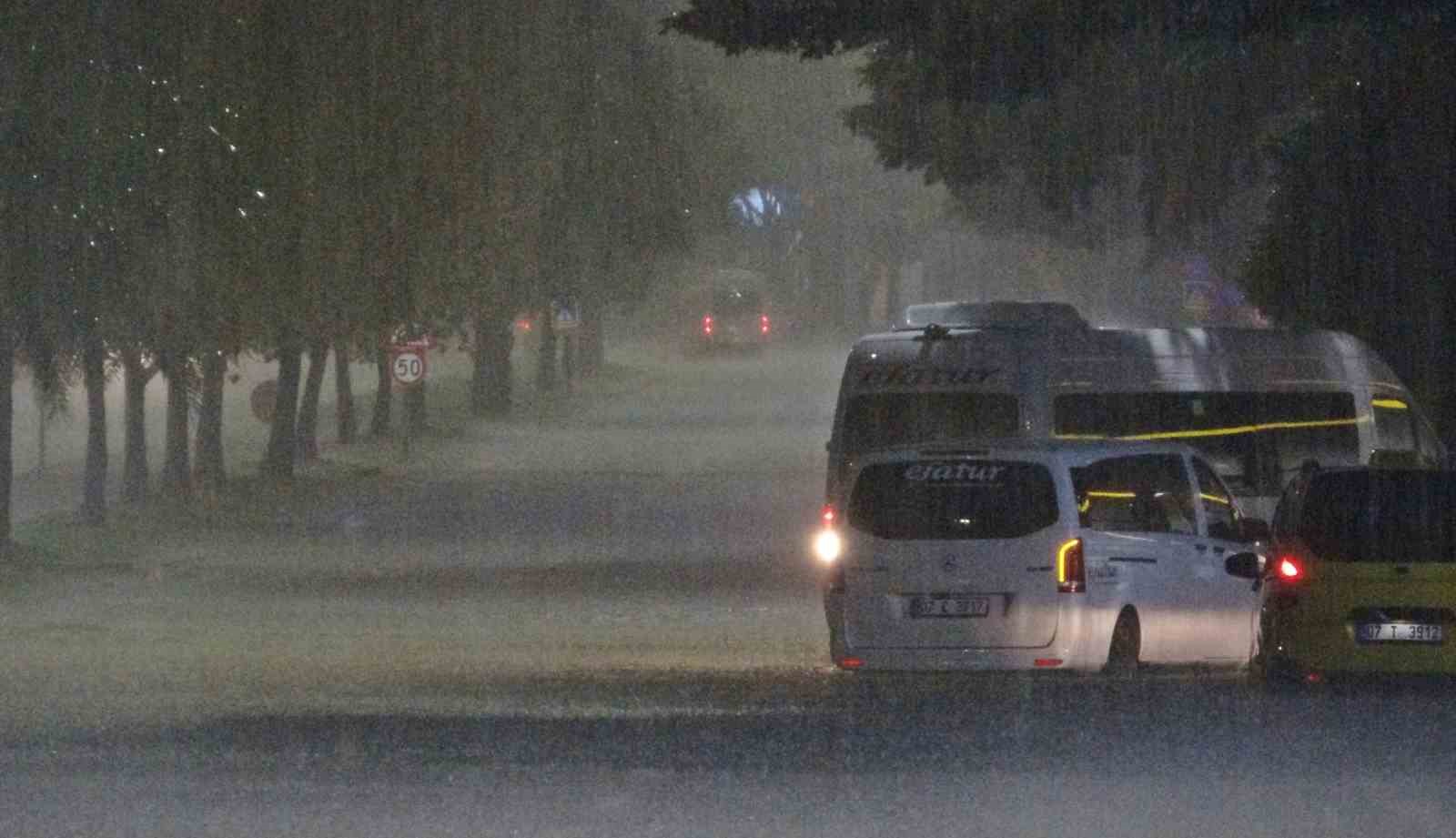 antalyada saganak yollari gole dondurdu araclarin mahsur kaldigini goren diger suruculer kaldirimlardan ilerledi 13 gB3knPdb
