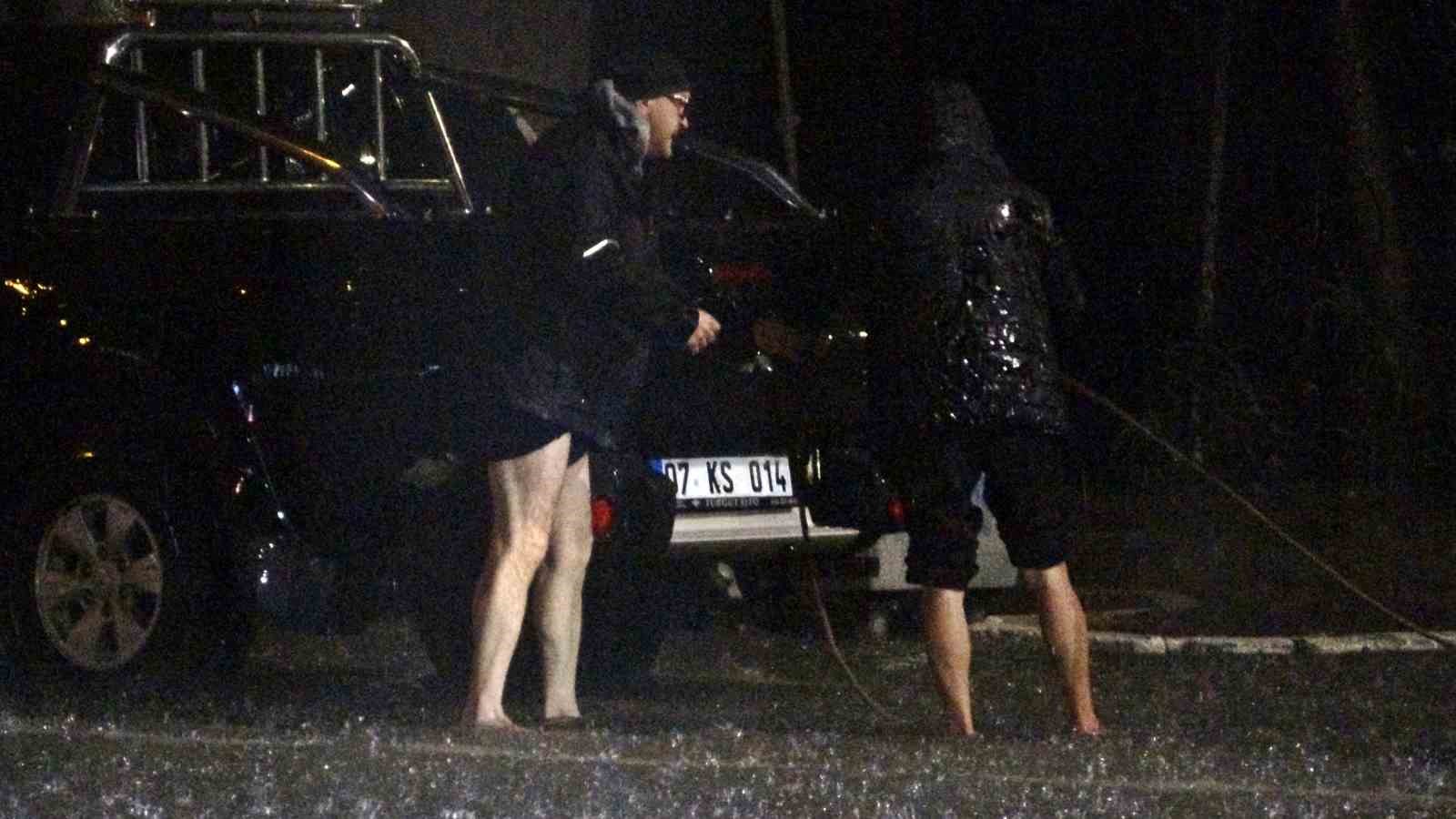 antalyada saganak yollari gole dondurdu araclarin mahsur kaldigini goren diger suruculer kaldirimlardan ilerledi 2 WOS1Zc56