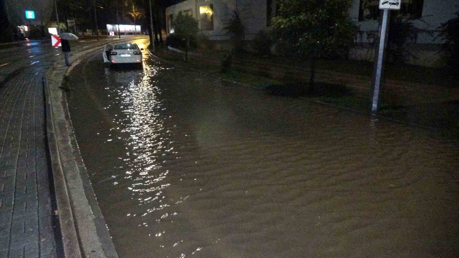 antalyada saganak yollari gole dondurdu araclarin mahsur kaldigini goren diger suruculer kaldirimlardan ilerledi 7