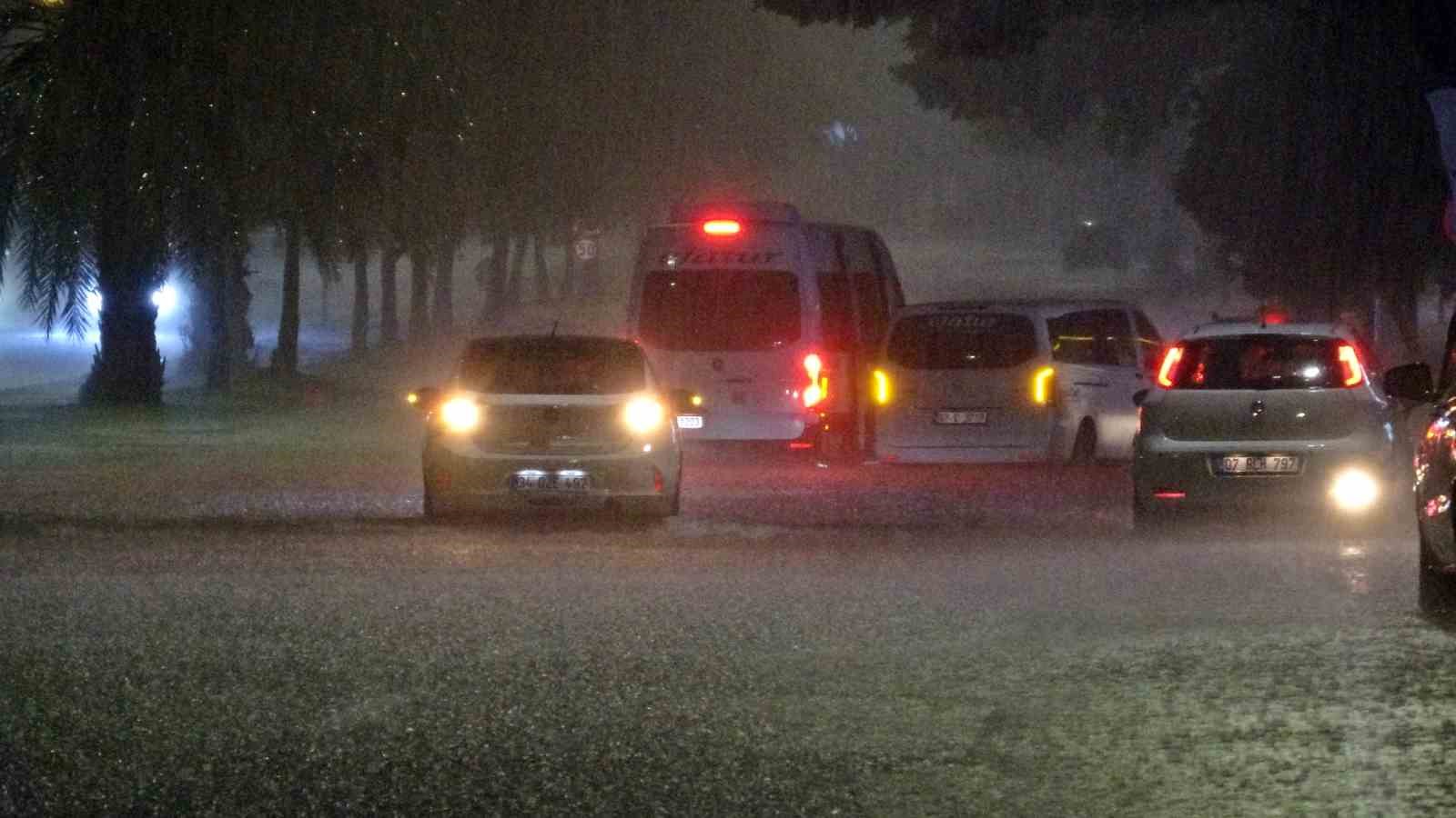 antalyada saganak yollari gole dondurdu cok sayida arac mahsur kaldi 0 3aLwRQYL