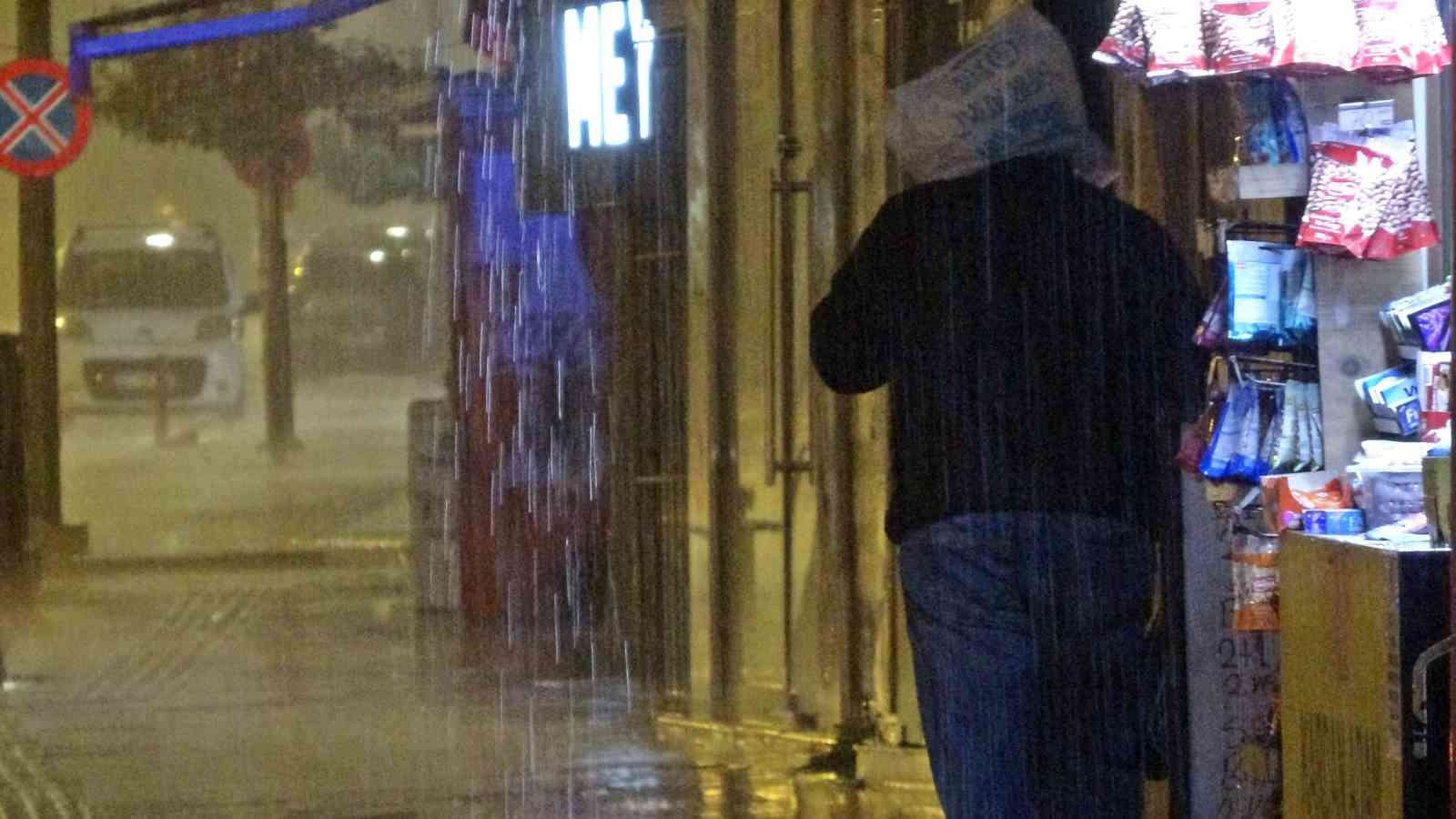 antalyada saganak yollari gole dondurdu cok sayida arac mahsur kaldi 12 CRmpA1Sm