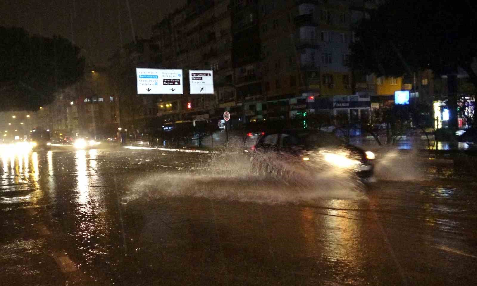 antalyada saganak yollari gole dondurdu cok sayida arac mahsur kaldi 6 3gV41j9r