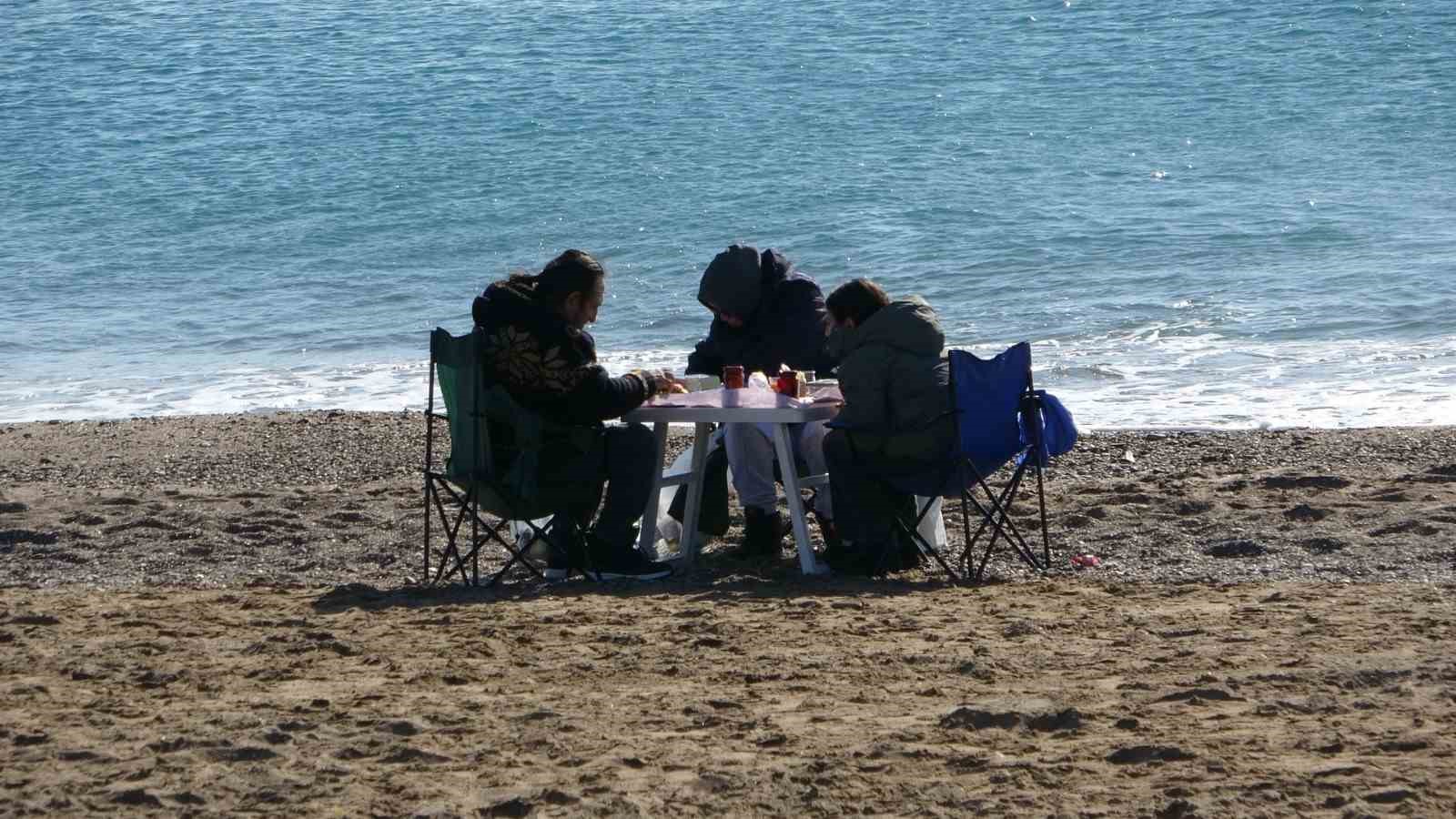 antalyada sahile akin eden vatandaslar gunesin tadini cikardi 2 jEzNk6gr