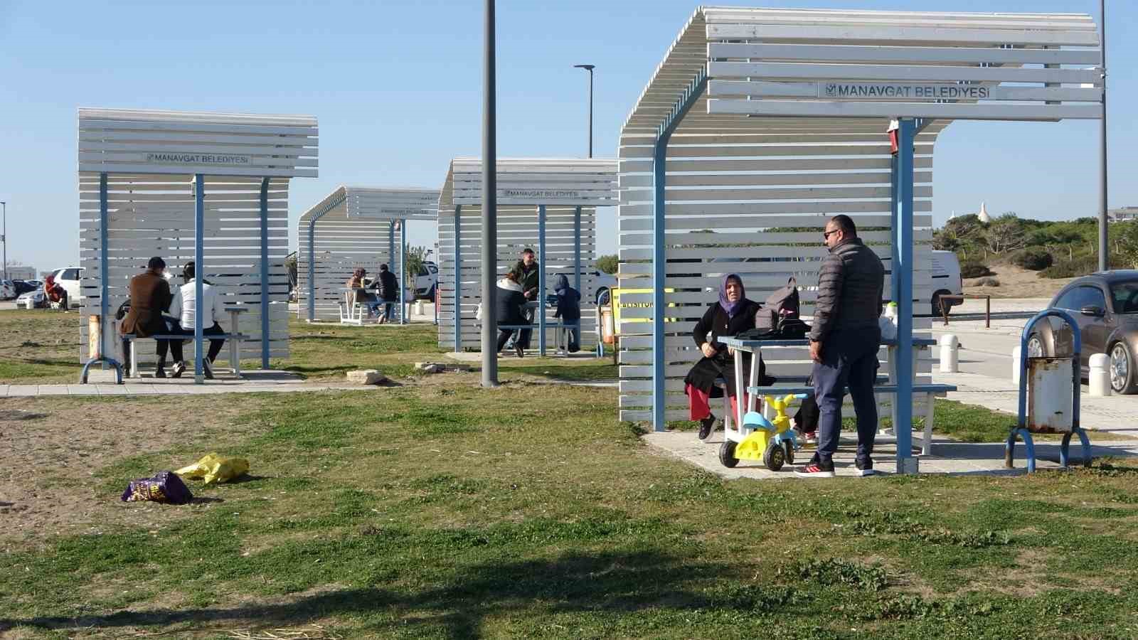 antalyada sahile akin eden vatandaslar gunesin tadini cikardi 3