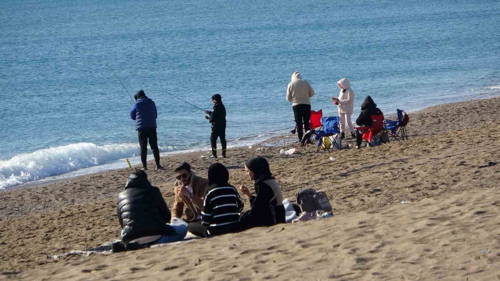 antalyada sahile akin eden vatandaslar gunesin tadini cikardi 4 JGj9Vc4u