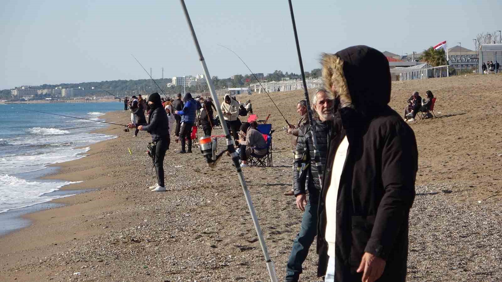 antalyada sahile akin eden vatandaslar gunesin tadini cikardi 5 jf1THZEB