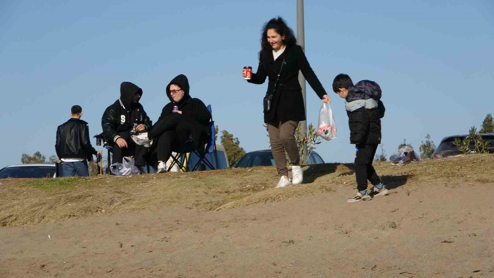 antalyada sahile akin eden vatandaslar gunesin tadini cikardi 7 dM11yXNC