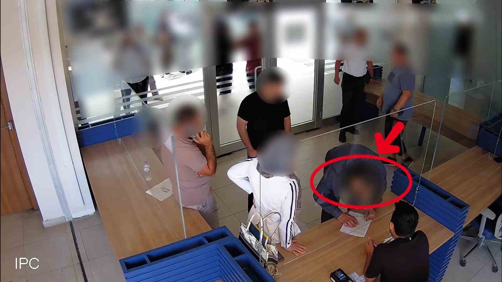Antalya’da sahte kimlikle gayrimenkul dolandırıcılığı yapan 3 kişi tutuklandı 4 antalyada sahte kimlikle gayrimenkul dolandiriciligi yapan 3 kisi tutuklandi 0 6FhMHJrf