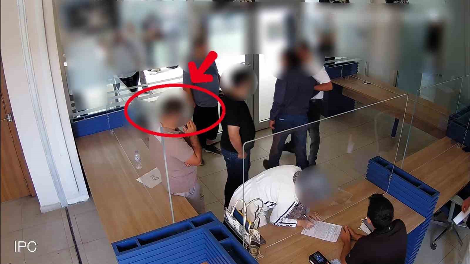 Antalya’da sahte kimlikle gayrimenkul dolandırıcılığı yapan 3 kişi tutuklandı 5 antalyada sahte kimlikle gayrimenkul dolandiriciligi yapan 3 kisi tutuklandi 1 h6TgWO1G