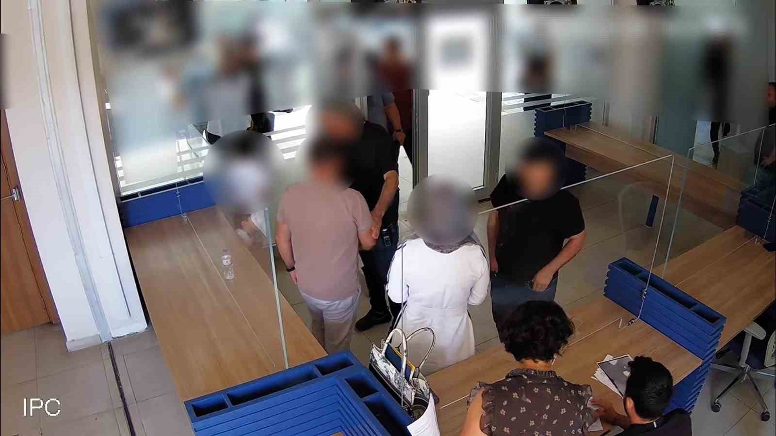 Antalya’da sahte kimlikle gayrimenkul dolandırıcılığı yapan 3 kişi tutuklandı 6 antalyada sahte kimlikle gayrimenkul dolandiriciligi yapan 3 kisi tutuklandi 2 gZHdz7vO
