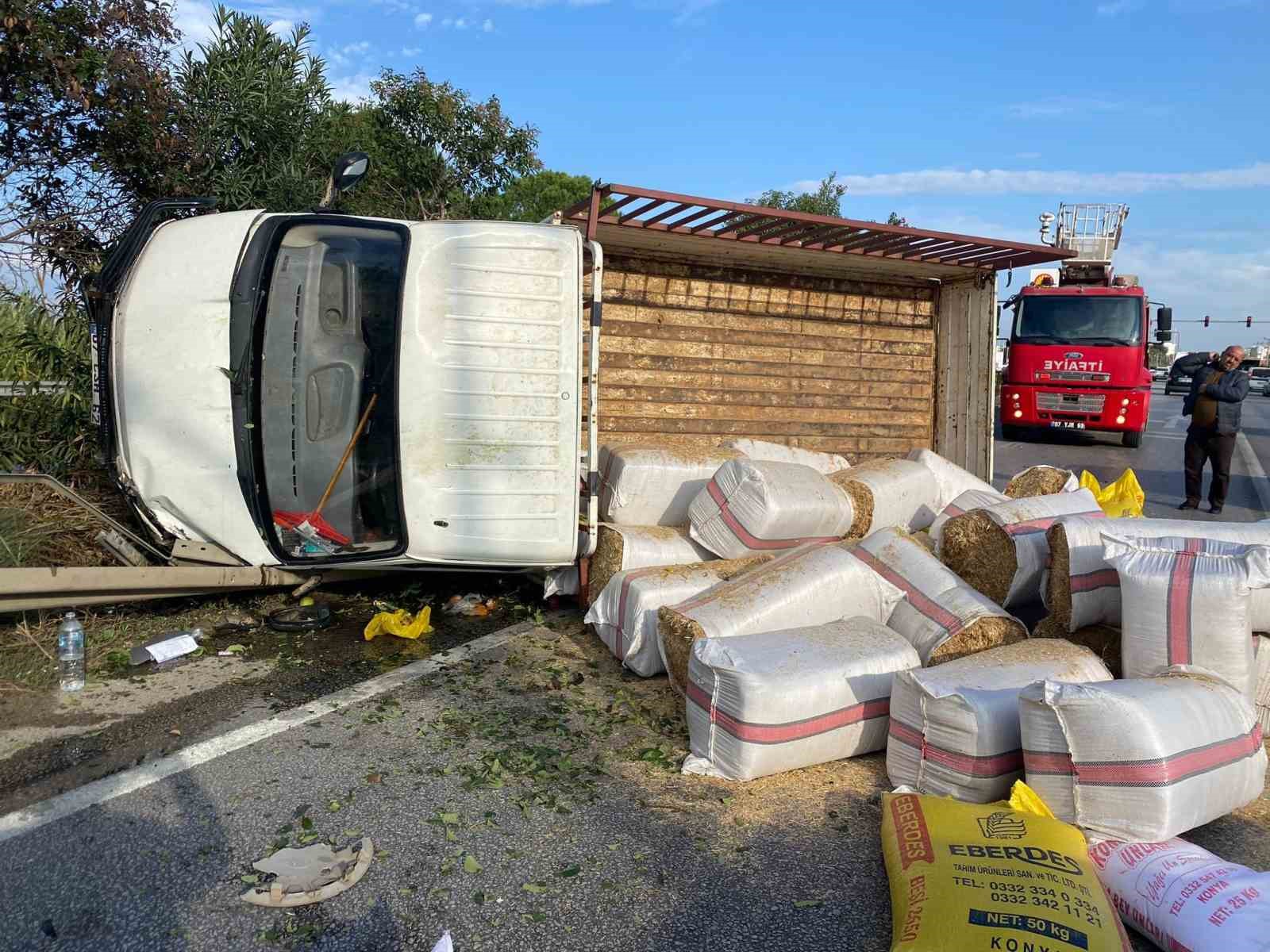Antalya’da saman yüklü kamyonet devrildi, yol trafiğe kapandı 4 antalyada saman yuklu kamyonet devrildi yol trafige kapandi 0 Rb21NfhI
