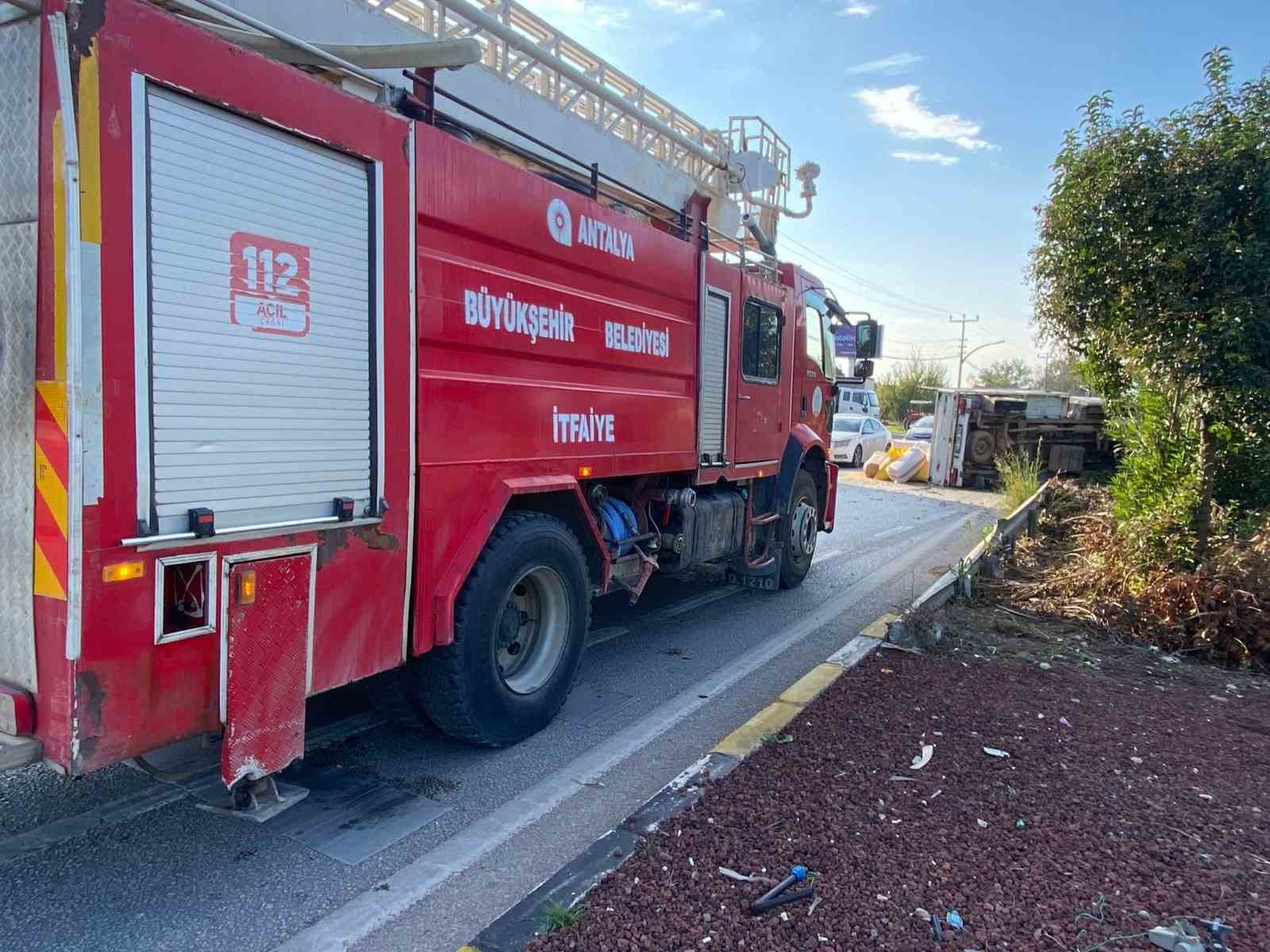 Antalya’da saman yüklü kamyonet devrildi, yol trafiğe kapandı 5 antalyada saman yuklu kamyonet devrildi yol trafige kapandi 1 IpQUESQH