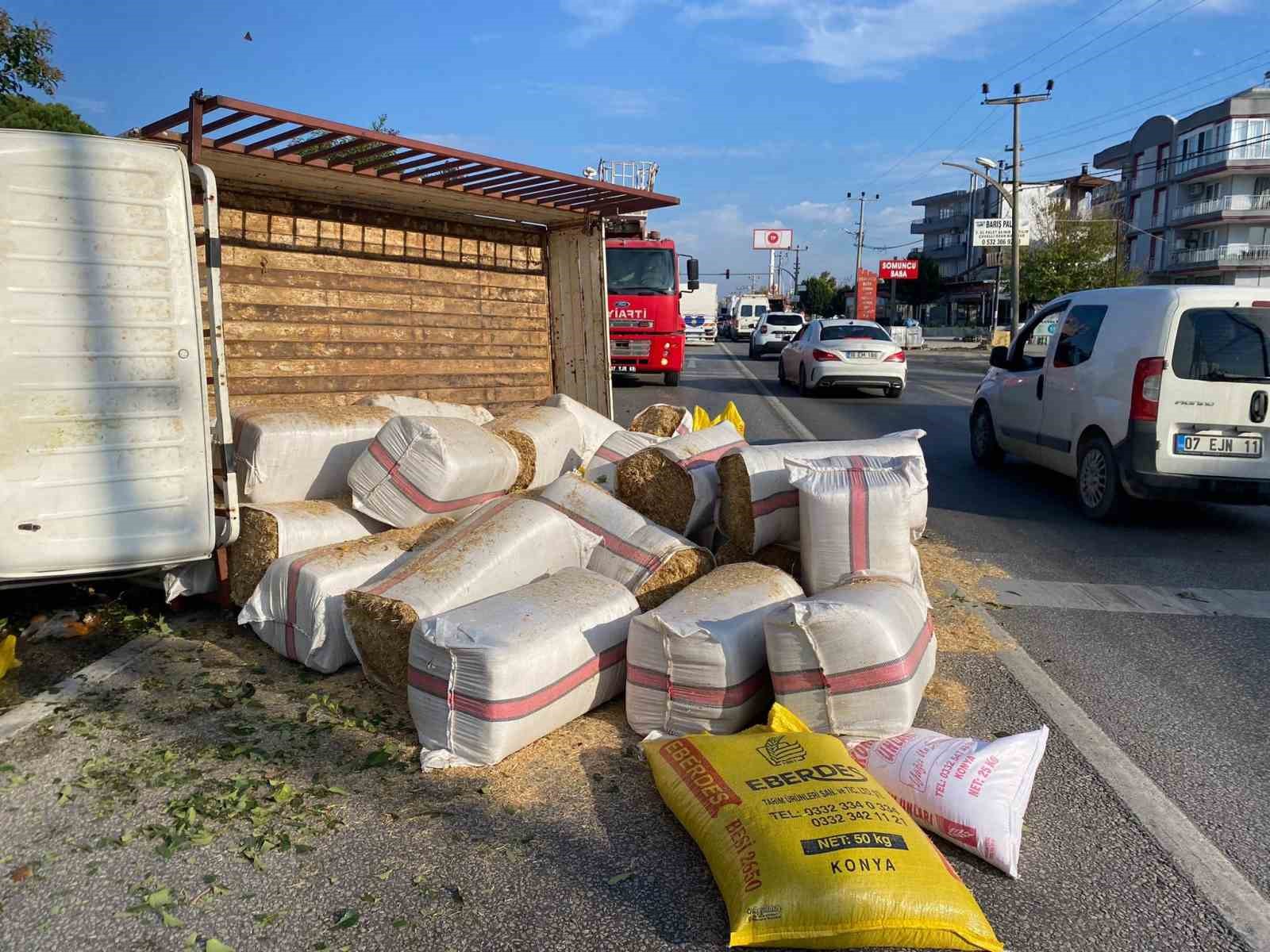 Antalya’da saman yüklü kamyonet devrildi, yol trafiğe kapandı 6 antalyada saman yuklu kamyonet devrildi yol trafige kapandi 2 3Xtm7YCr