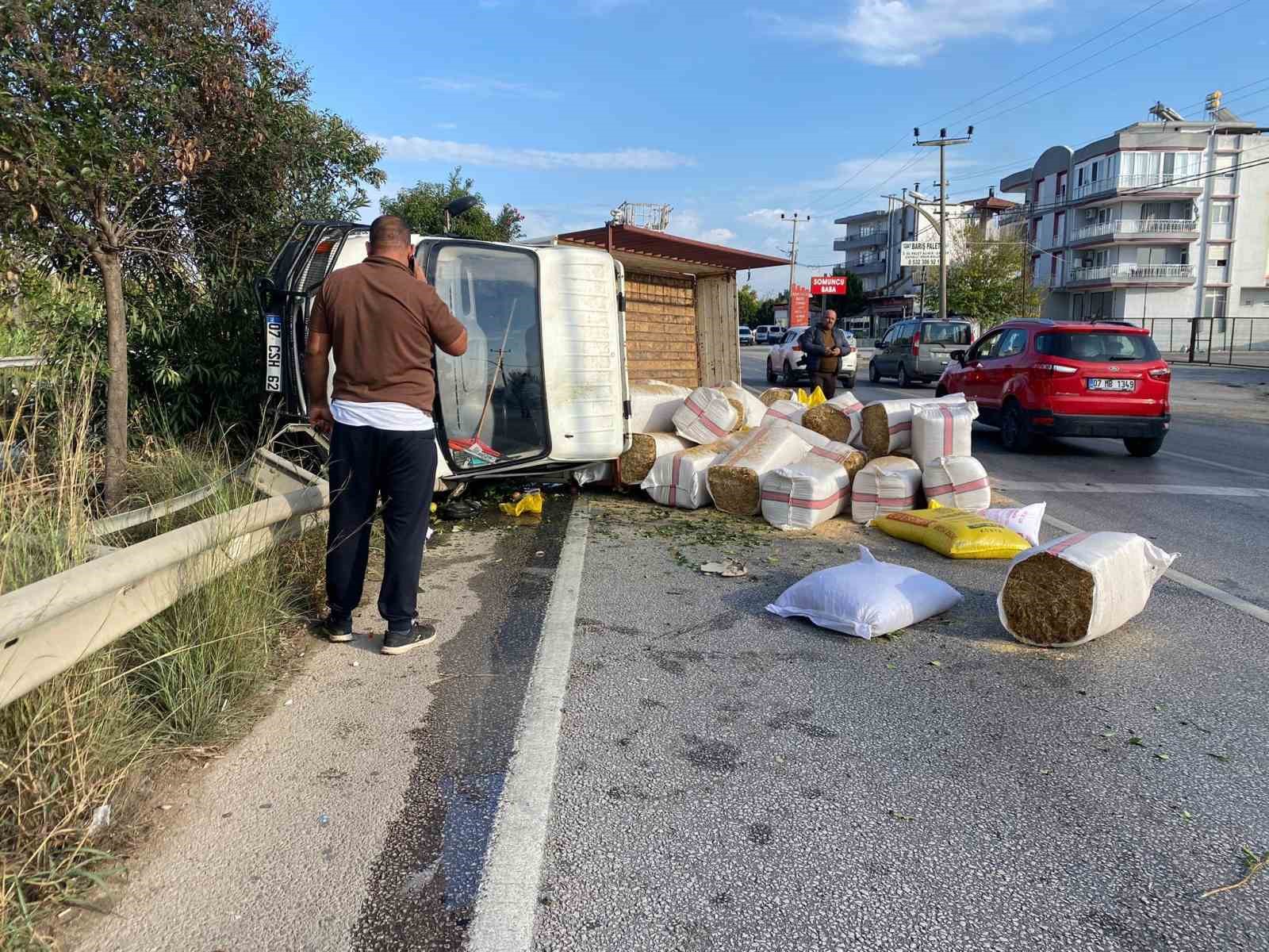 Antalya’da saman yüklü kamyonet devrildi, yol trafiğe kapandı 7 antalyada saman yuklu kamyonet devrildi yol trafige kapandi 3 LfhS3Ced