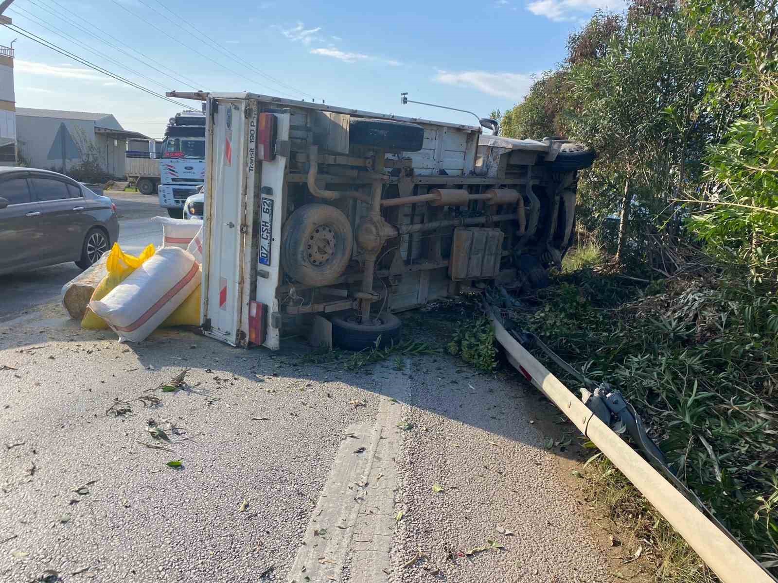 Antalya’da saman yüklü kamyonet devrildi, yol trafiğe kapandı 8 antalyada saman yuklu kamyonet devrildi yol trafige kapandi 4 ges8DEgR