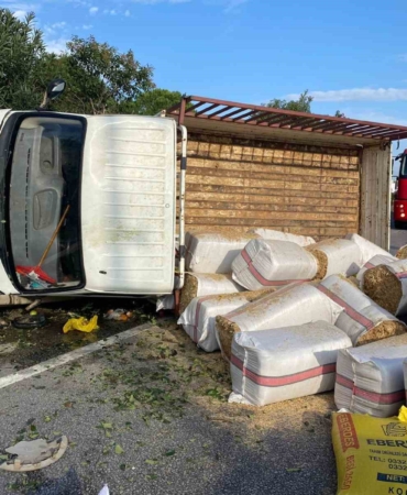 antalyada-saman-yuklu-kamyonet-devrildi-yol-trafige-kapandi-GtcJSg17.jpg