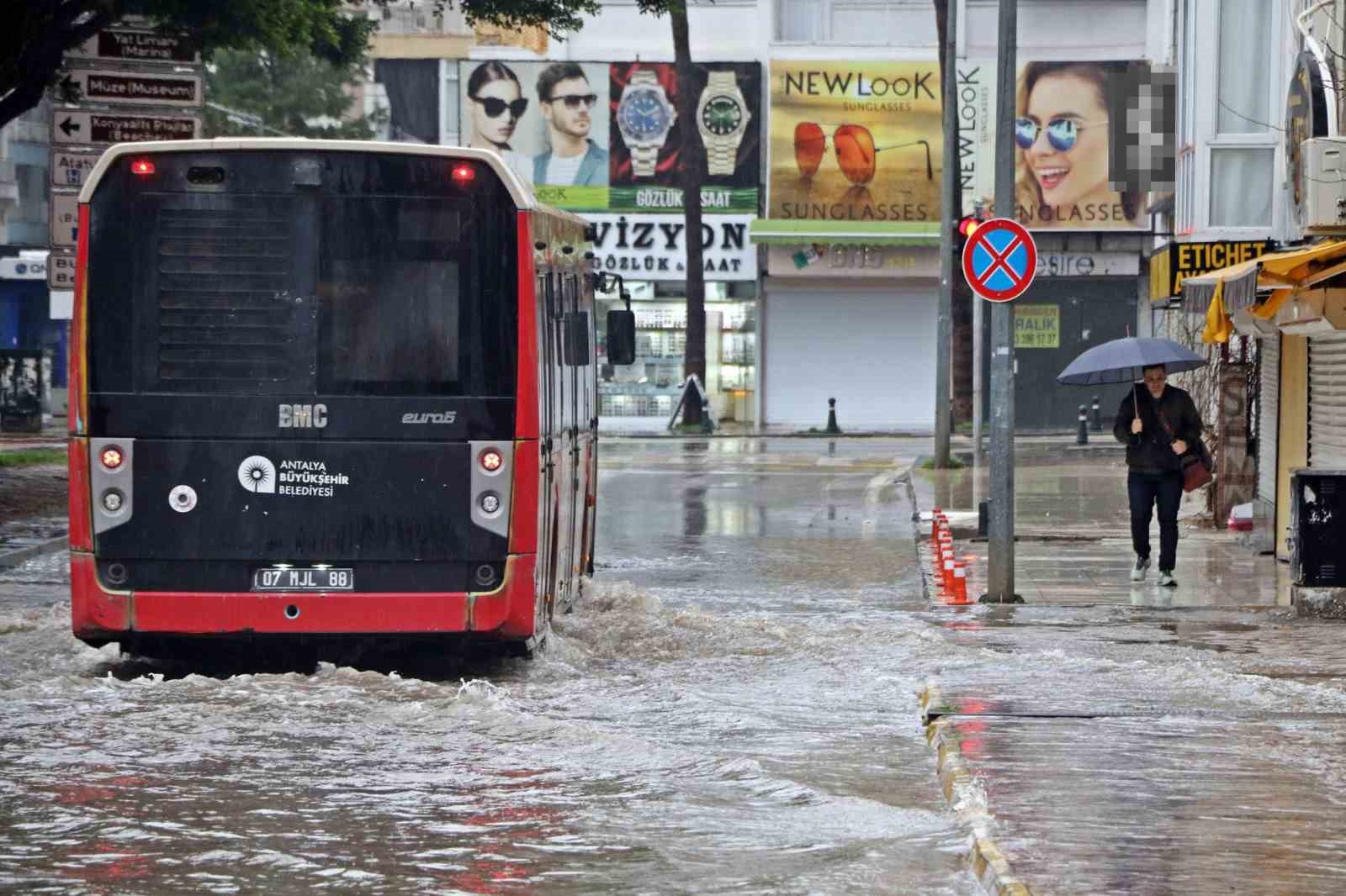 Antalya’da ’Sarı Kod’ uyarısı: Rögarlar taştı, telef olmuş dana kıyıya vurdu 5 antalyada sari kod uyarisi rogarlar tasti telef olmus dana kiyiya vurdu 1 MnBZCDBc
