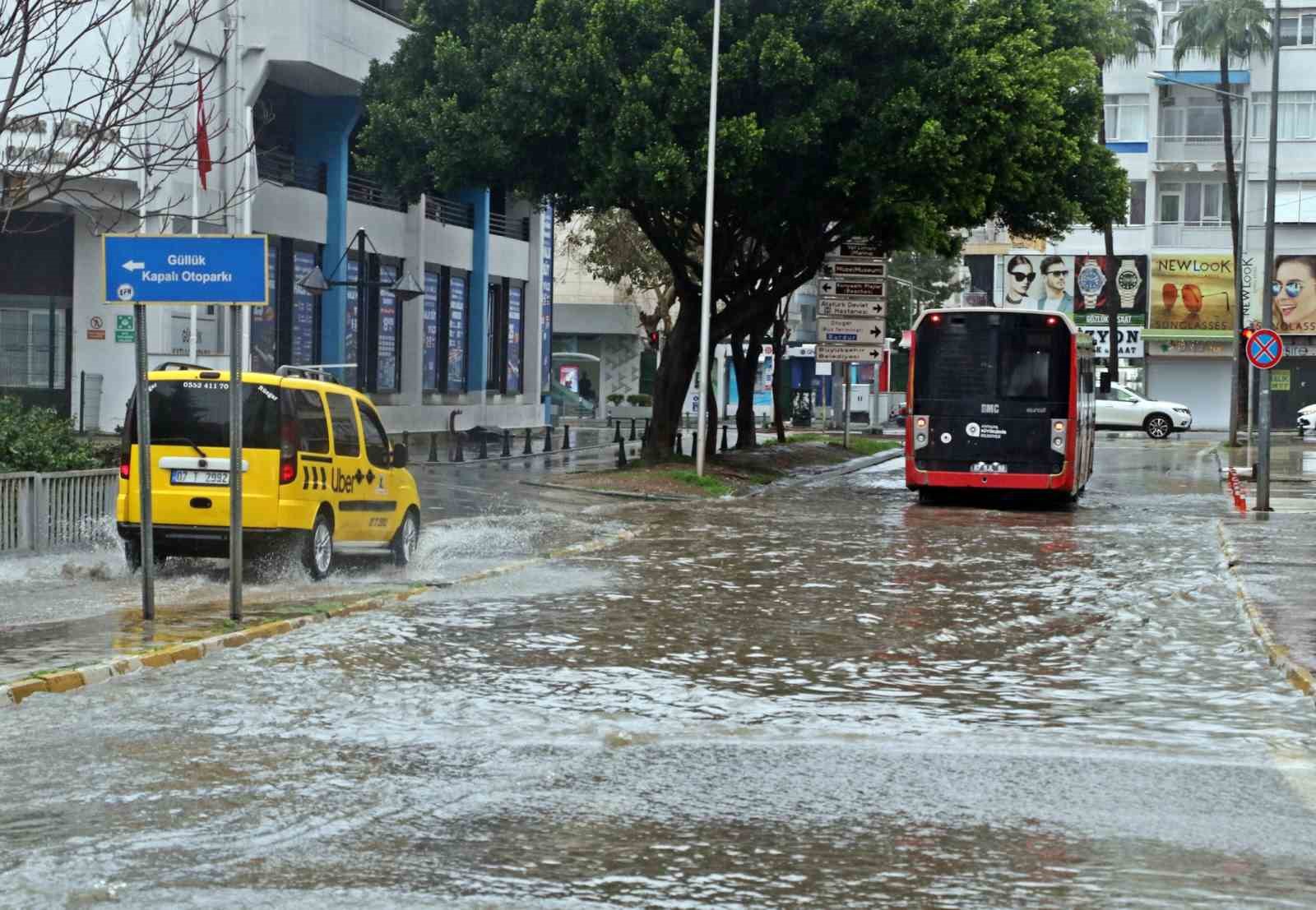 Antalya’da ’Sarı Kod’ uyarısı: Rögarlar taştı, telef olmuş dana kıyıya vurdu 6 antalyada sari kod uyarisi rogarlar tasti telef olmus dana kiyiya vurdu 2