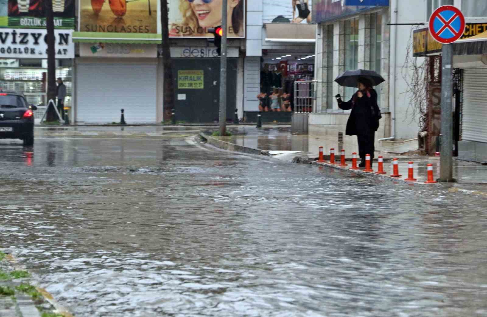 Antalya’da ’Sarı Kod’ uyarısı: Rögarlar taştı, telef olmuş dana kıyıya vurdu 8 antalyada sari kod uyarisi rogarlar tasti telef olmus dana kiyiya vurdu 4 4JFuuMG6
