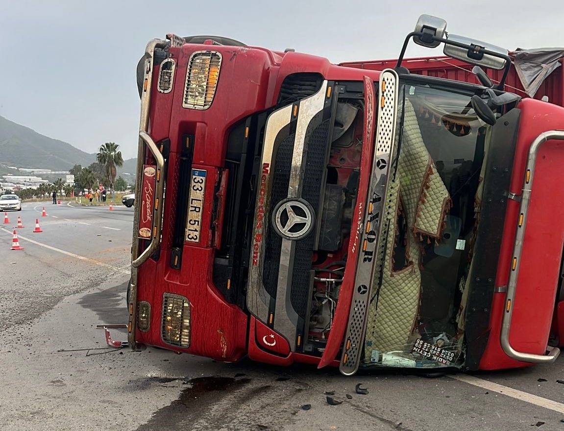 antalyada sebze yuklu kamyon ile motosiklet carpisti 3 yarali 1 ymw15dI1