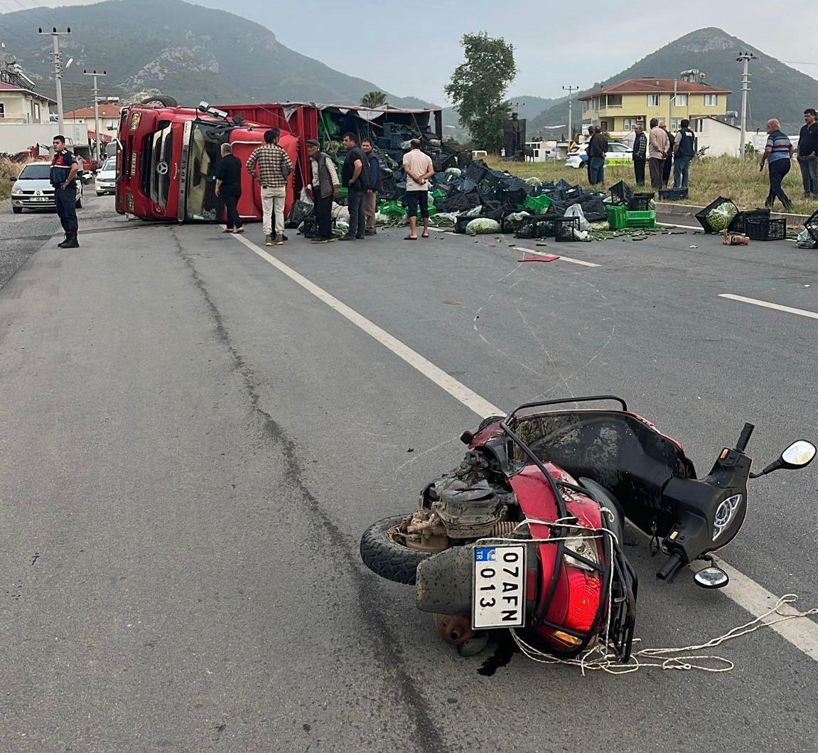 antalyada sebze yuklu kamyon ile motosiklet carpisti 3 yarali 2 iDuYf4iw