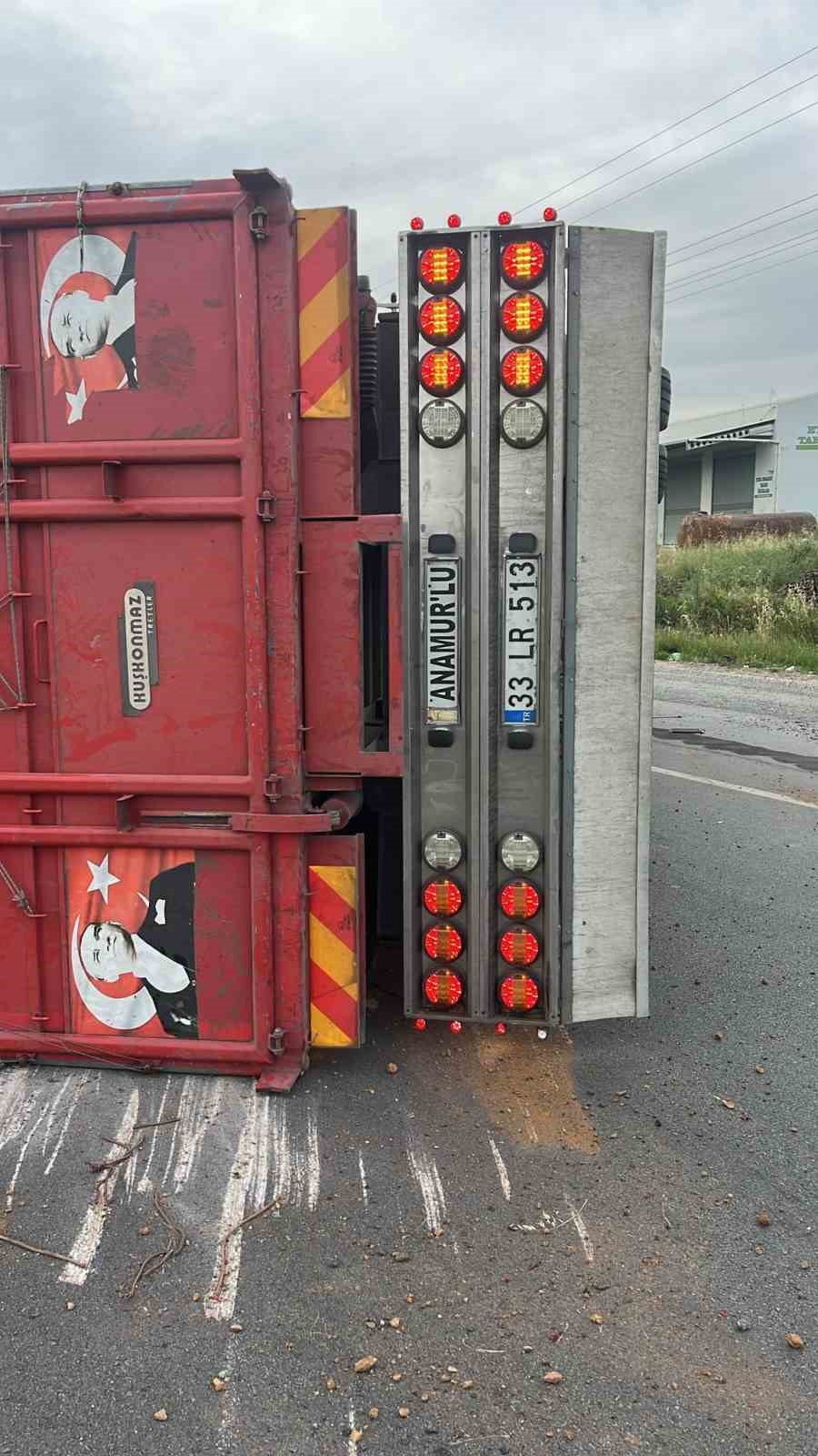 antalyada sebze yuklu kamyon ile motosiklet carpisti 3 yarali 3 qlgsXWNu