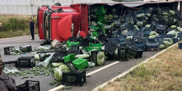 antalyada-sebze-yuklu-kamyon-ile-motosiklet-carpisti-3-yarali-EkdHLAIL.jpg