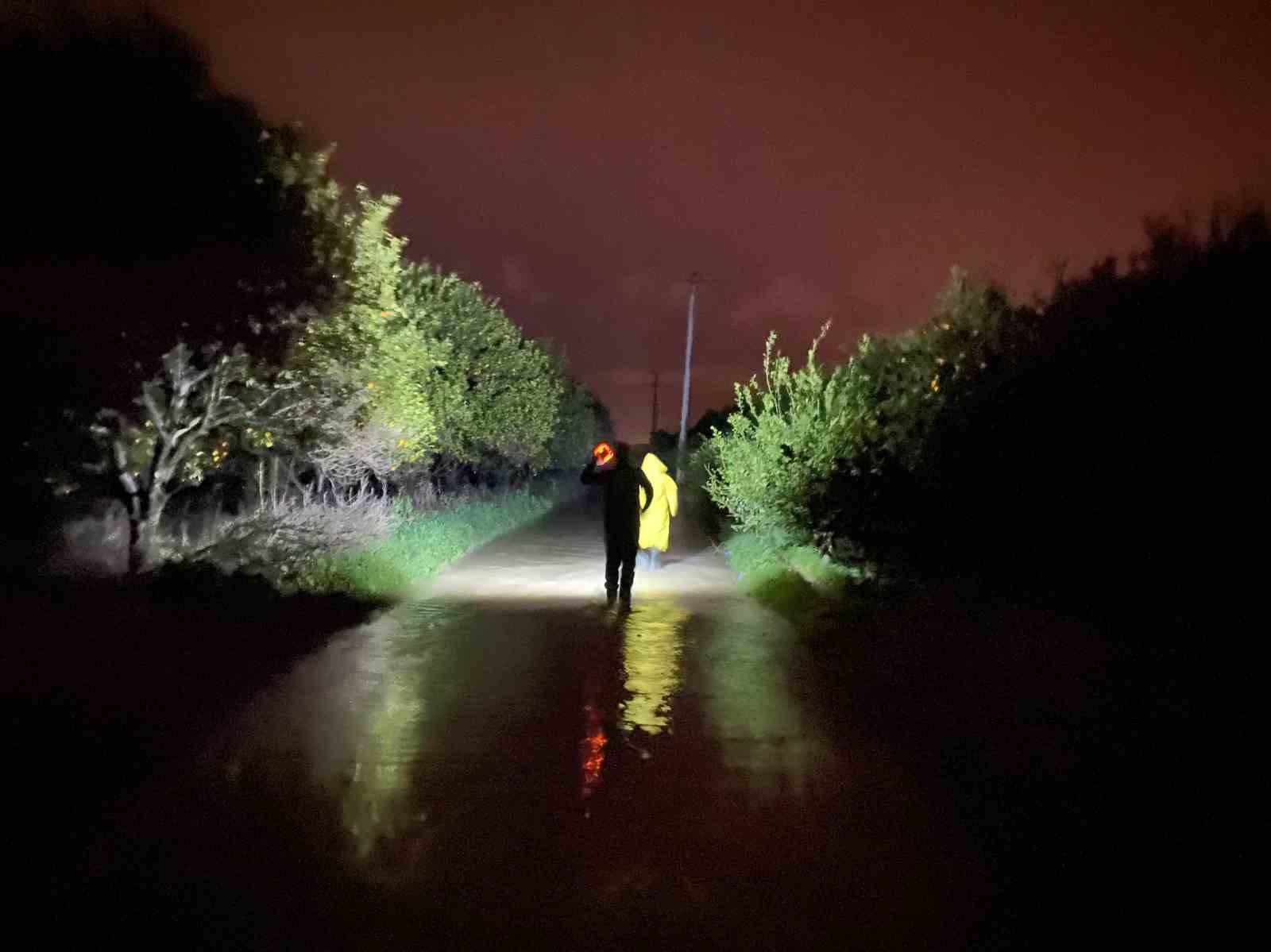 antalyada sel sularinin bastigi barinakta mahsur kalan 27 kopek botlarla kurtarildi 0