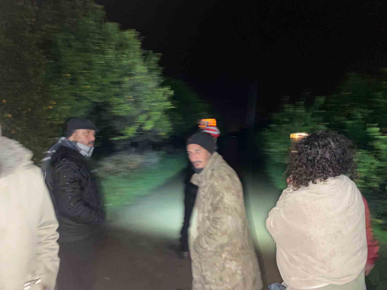 antalyada sel sularinin bastigi barinakta mahsur kalan 27 kopek botlarla kurtarildi 2 HFpYzV1a