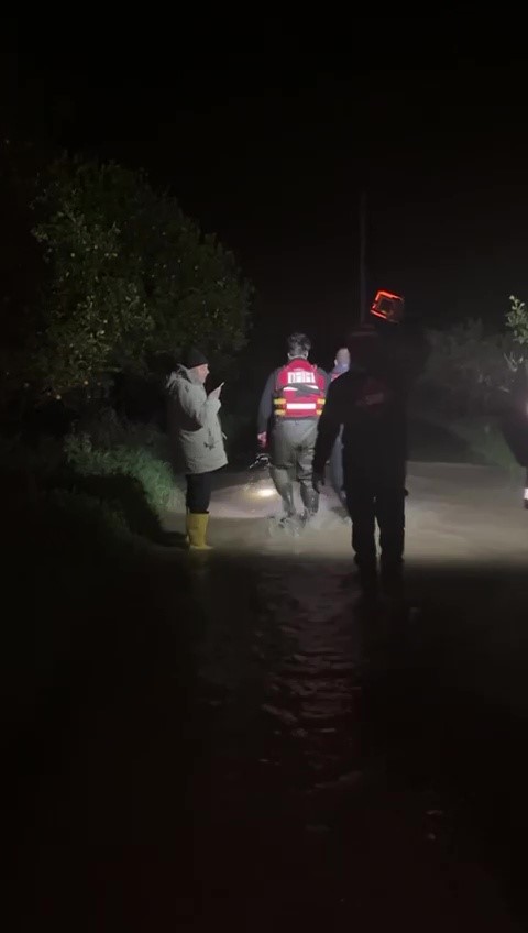 antalyada sel sularinin bastigi barinakta mahsur kalan 27 kopek botlarla kurtarildi 7 Qvi95hng