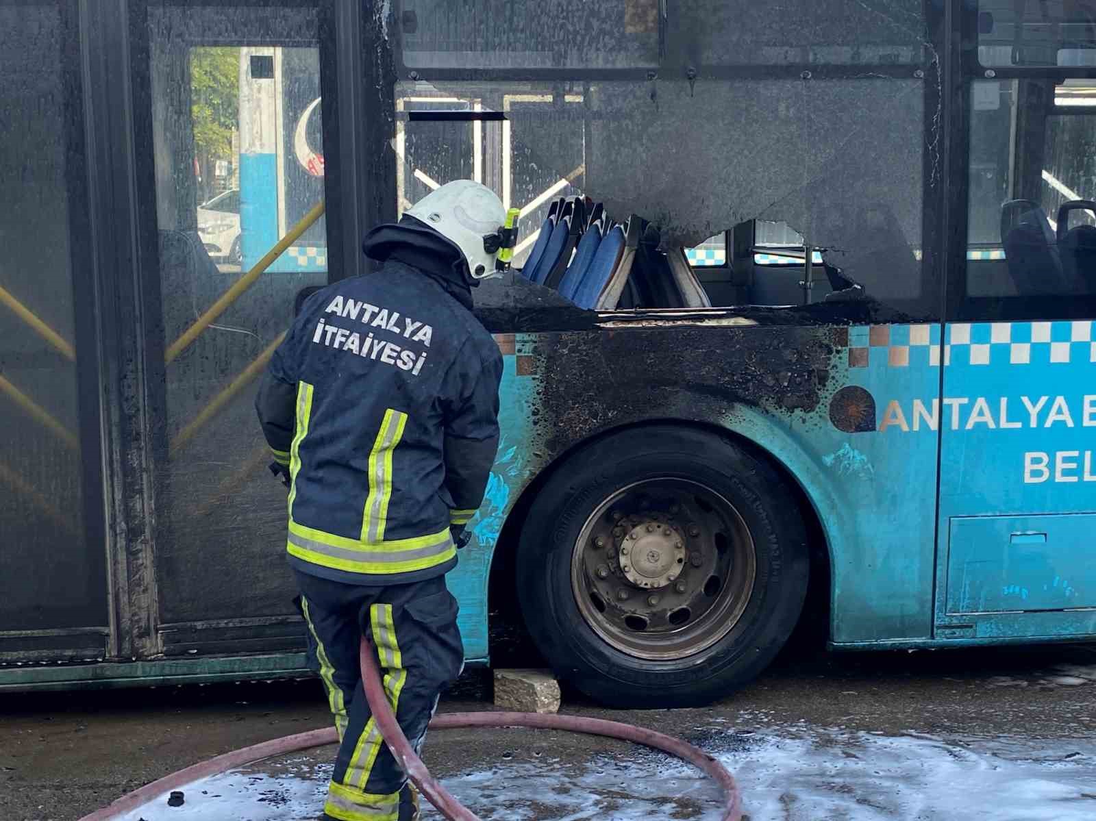 antalyada seyir halindeki halk otobusu alevlere teslim oldu 1 acPM3PkF