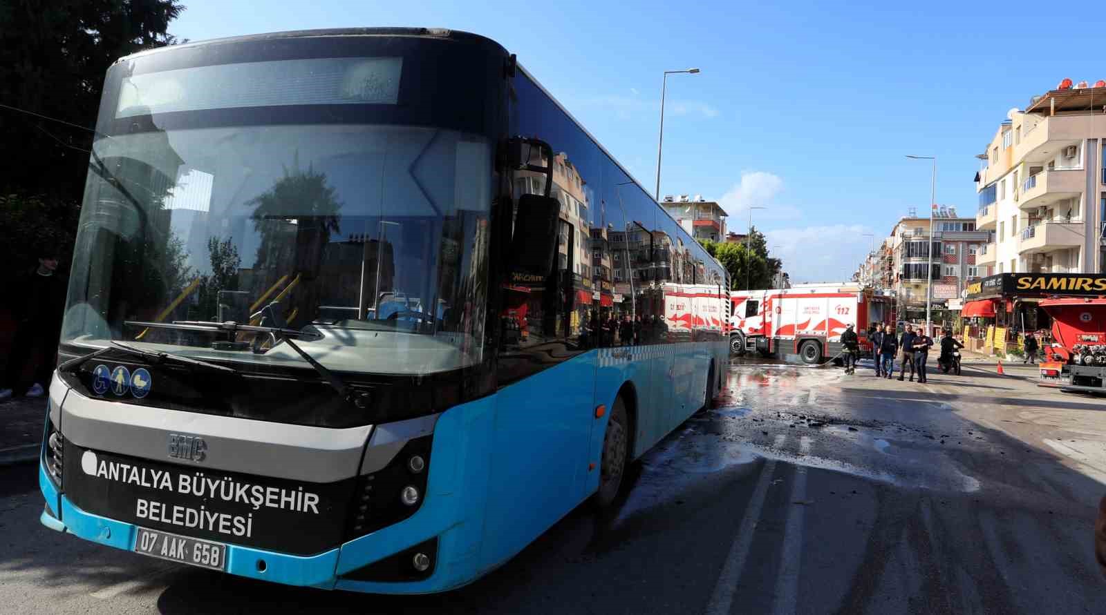 antalyada seyir halindeki halk otobusu alevlere teslim oldu 2 4ZjOyXlW