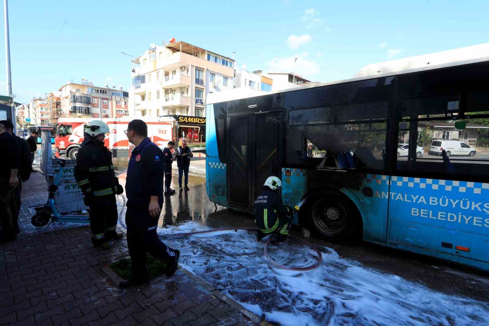 antalyada seyir halindeki halk otobusu alevlere teslim oldu 3 JHRGZOHu