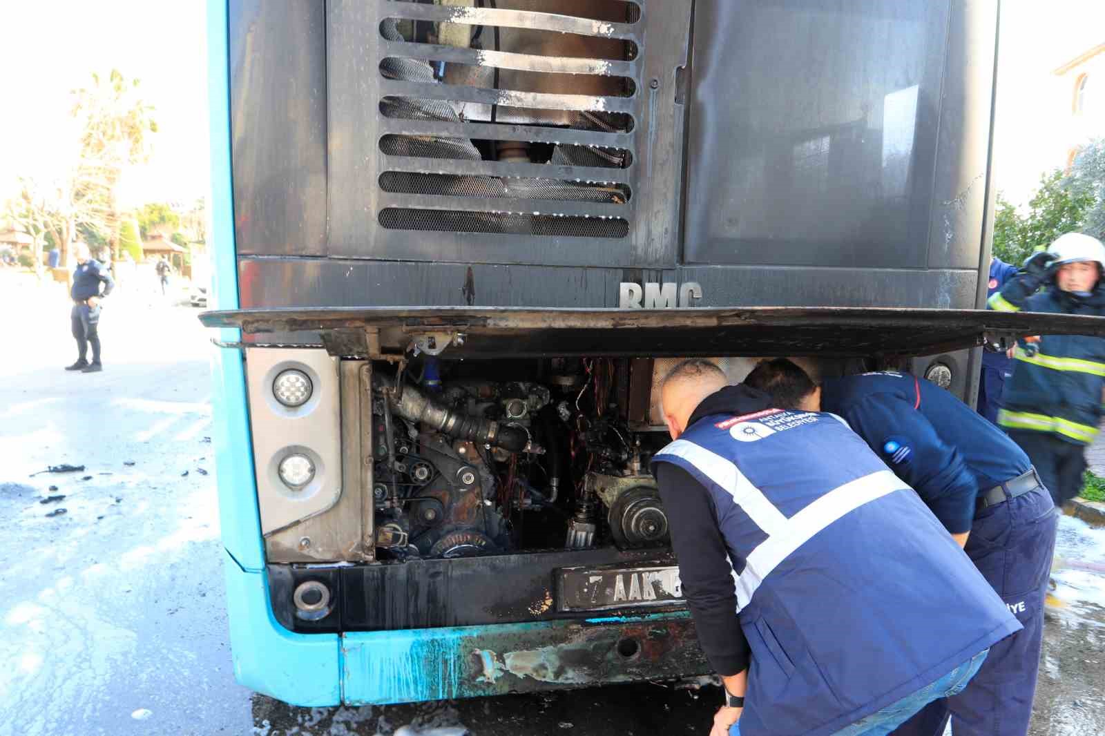 antalyada seyir halindeki halk otobusu alevlere teslim oldu 4 cyyrveEY